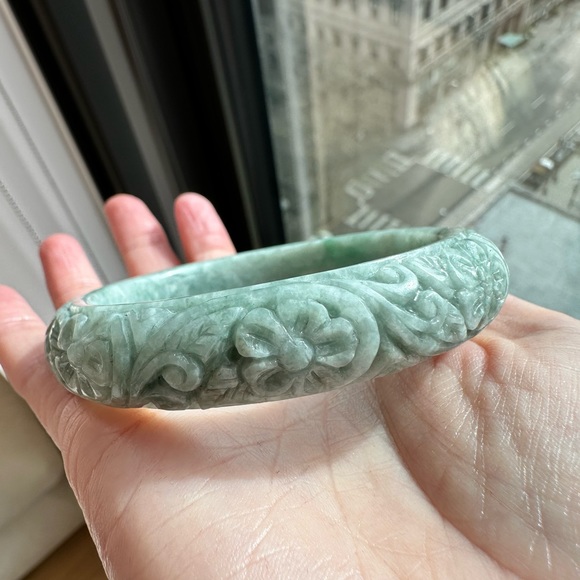 Jadeite Jade Engraved Flower Bangle Diameter 59 mm - Picture 3 of 14